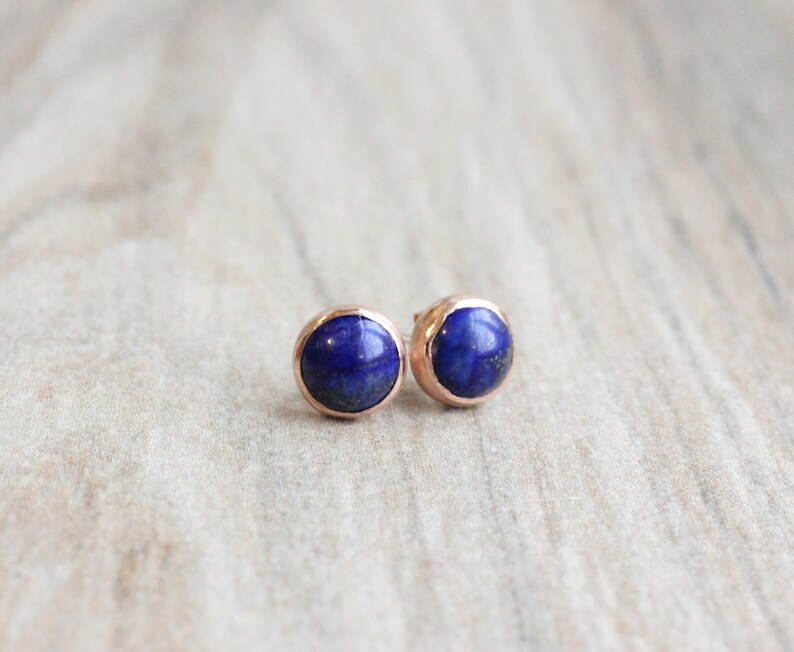 Boucles d'oreilles en or rose et lapis lazuli // Puces d'oreilles en lapis lazuli // Cabochon de 6 mm // Clous d'oreilles avec pierres précieuses remplies d'or rose 14 carats // Pierre de naissance de septembre image 3