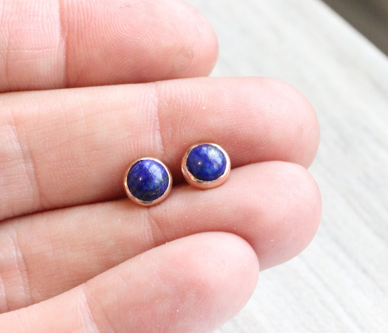 Boucles d'oreilles en or rose et lapis lazuli // Puces d'oreilles en lapis lazuli // Cabochon de 6 mm // Clous d'oreilles avec pierres précieuses remplies d'or rose 14 carats // Pierre de naissance de septembre image 5