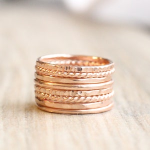 Conjunto de anillos apilables de oro rosa // Conjunto de 8 anillos apilables rellenos de oro rosa de 14K imagen 3