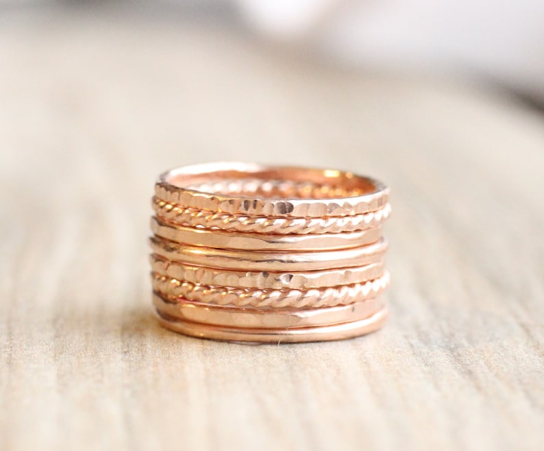 Conjunto de anillos apilables de oro rosa // Conjunto de 8 anillos apilables rellenos de oro rosa de 14K imagen 3