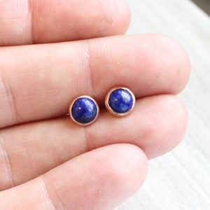 Boucles d'oreilles en or rose et lapis lazuli // Puces d'oreilles en lapis lazuli // Cabochon de 6 mm // Clous d'oreilles avec pierres précieuses remplies d'or rose 14 carats // Pierre de naissance de septembre image 6