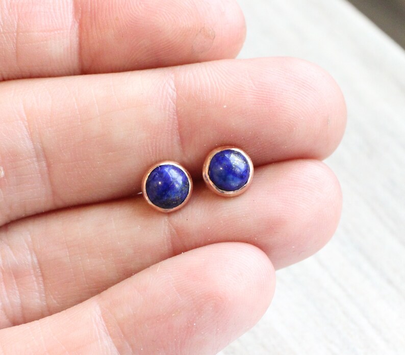 Boucles d'oreilles en or rose et lapis lazuli // Puces d'oreilles en lapis lazuli // Cabochon de 6 mm // Clous d'oreilles avec pierres précieuses remplies d'or rose 14 carats // Pierre de naissance de septembre image 6