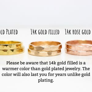 Op de afbeelding: Drie gouden ringen met een getextureerd oppervlak worden getoond. De ringen zijn gelabeld met "Gold Plated", "14K Gold Filled" en "14K Rose Gold Filled". De tekst geeft aan dat 14k gold filled een warmere kleur heeft.