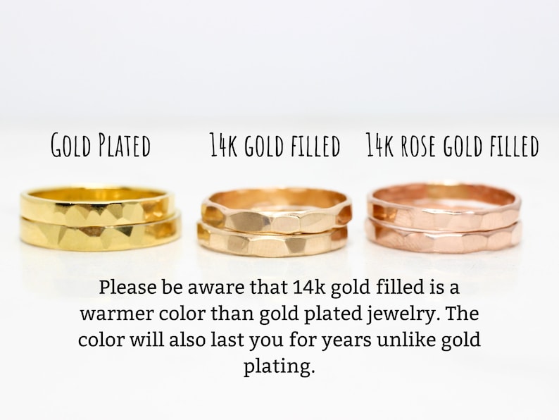 Op de afbeelding: Drie gouden ringen met een getextureerd oppervlak worden getoond. De ringen zijn gelabeld met "Gold Plated", "14K Gold Filled" en "14K Rose Gold Filled". De tekst geeft aan dat 14k gold filled een warmere kleur heeft.