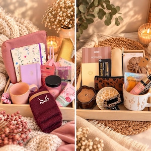 Könnte beinhalten: Ein Geschenkset mit zwei Holztabletts, gefüllt mit verschiedenen Artikeln, darunter ein floraler 2027-Planer, ein lavendelfarbenes Notizbuch, eine rosa Tasse, ein Paar kastanienbraune Socken, ein goldenes Etui, eine Leoparden-Tasche, eine Kerze und Kosmetik.