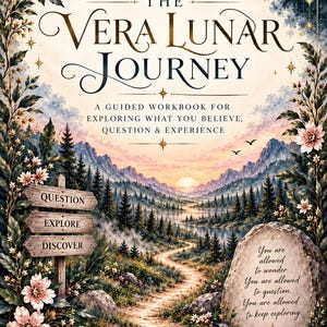 以下が含まれることがあります： 「The Vera Lunar Journey, A Guided Workbook for Exploring What You Believe, Question & Experience」というタイトルのブックカバー。日の出の山々へ続く森の小道、Question、Explore、Discoverと書かれた木製の看板、そしてテキストが刻まれた石が描かれています。