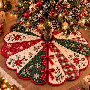 Puede incluir: Una falda de árbol de Navidad redonda y acolchada con paneles alternos de tela color crema, verde oscuro y cuadros rojos. El diseño incluye flores de pascua bordadas, bayas de acebo y copos de nieve dorados, con tres lazos de terciopelo rojo.