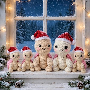 Può includere: Un gruppo di cinque tartarughe di peluche all'uncinetto di varie dimensioni, ognuna con un cappello da Babbo Natale rosso e bianco. Le tartarughe hanno corpi color crema, gusci rosa e tratti del viso ricamati con guance rosate.