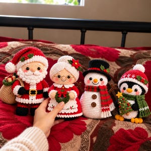 Puede incluir: Cuatro figuras de ganchillo con temática navideña que incluyen a Santa Claus con un saco de regalos, la Señora Claus sosteniendo una corona, un muñeco de nieve con sombrero de copa negro y bufanda a rayas, y un pingüino con gorro rojo y bufanda verde.