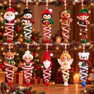 Könnte beinhalten: Ein Set aus zehn gehäkelten Weihnachtsanhängern mit Figuren wie dem Weihnachtsmann, einem Schneemann, einem Pinguin, einem Lebkuchenmann, einem Elf, einem Rentier, Frau Weihnachtsmann, einem Wichtel, einem Engel und einem Eisbären, jeweils mit Spiralsockel.