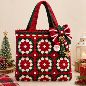 Puede incluir: Un bolso de mano tejido a ganchillo con un patrón de cuadrados de la abuela en rojo, blanco y verde con motivos florales. El bolso está adornado con perlas blancas, un lazo grande a rayas rojas y blancas y dijes de Santa, árbol y copo de nieve.