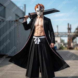 Może przedstawiać: Kostium cosplay składający się z długiego, czarnego, rozpiętego płaszcza z białą podszewką, czarnych plisowanych spodni hakama oraz białego pasa. Zestaw zawiera białą maskę z czerwonymi oznaczeniami oraz duży czarny miecz z łańcuchem przy rękojeści.