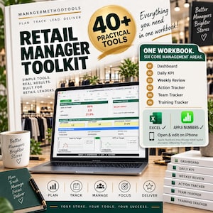 Könnte beinhalten: Ein Retail Manager Toolkit Arbeitsbuch mit 40+ praktischen Werkzeugen, einem Laptop mit Leistungs-Dashboard, einer weißen Tasse mit Text, einem grünen Notizbuch mit Stift und einem Stapel aus sechs weißen Blöcken für Managementbereiche.