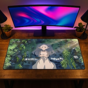 Könnte beinhalten: Eine rechteckige Schreibtischunterlage mit einer Anime-Illustration einer hellhaarigen Elfenfigur mit spitzen Ohren, die ein schlichtes Kleid trägt und inmitten von grünem Blattwerk, Steinen und Wasser auf einem dunklen Holztisch liegt.