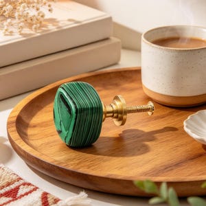 Schubladengriff aus synthetischem Malachit, Schrankbeschläge aus grünem Messing, Boho-Kommodengriff, Boho-Möbeldekor
