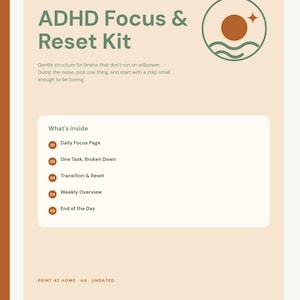 Può includere: Un quaderno di esercizi stampabile intitolato ADHD Focus & Reset Kit di 6 pagine. Il documento presenta un grafico con sole e onde, ed elenca sezioni tra cui Daily Focus Page, One Task, Broken Down, Transition & Reset, Weekly Overview e End of the Day.