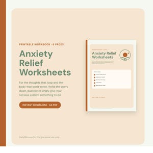 Può includere: Un quaderno di esercizi stampabile di sei pagine intitolato Anxiety Relief Worksheets con sfondo beige, testo verde e un pulsante marrone. Il documento include sezioni per il registro dei pensieri, la messa in discussione e il monitoraggio.