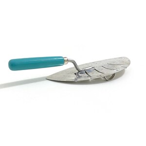 Half moon pan strainer outlet