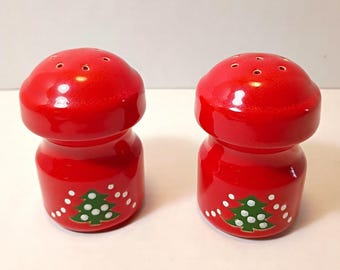 Juego de salero y pimentero Waechtersbach con forma de árbol de Navidad rojo, estilo vintage, con tapones nuevos.