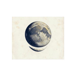 Puede incluir: Una ilustración de estilo vintage de la luna que presenta una esfera lunar grande y detallada en tonos azul oscuro, gris y crema, colocada sobre una forma de luna creciente más pequeña y delgada, todo sobre un fondo de papel texturizado color crema.