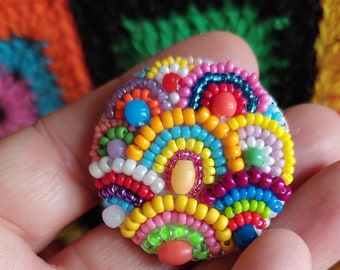 Broche multicolore