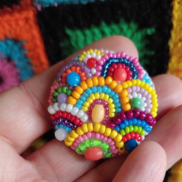 Broche multicolore