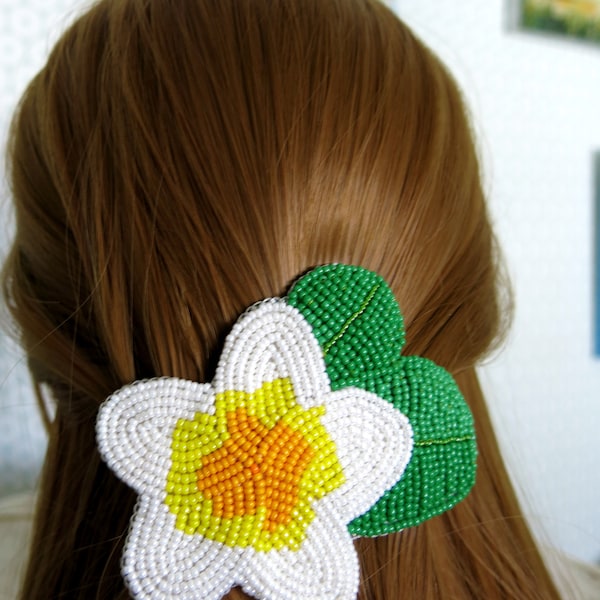 Barrette brodée "fleur de frangipanier "