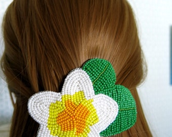 Barrette brodée "fleur de frangipanier "