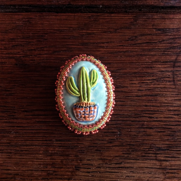 Broche cactus broderie de perles céramique