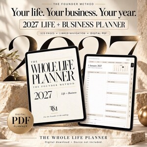 Puede incluir: Un planificador digital 2027 Life + Business en formato PDF, con 525 páginas y navegación vinculada. El planificador se muestra en dos tabletas, presentando una portada titulada The Whole Life Planner y una página interior de agenda diaria.