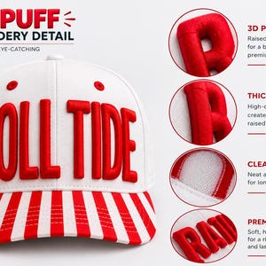 Op de afbeelding: Een witte honkbalpet met de rode tekst ROLL TIDE in 3D-borduursel op de voorkant. De klep heeft een rood-wit verticaal gestreept patroon. De afbeelding bevat vier cirkelvormige uitsneden die het 3D-effect, de dikke stiksels, de nette afwerking en de hoogwaardige draadkwaliteit van het borduurwerk tonen.