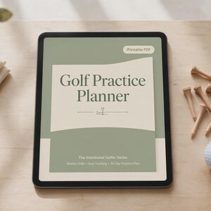 Peut inclure: Une tablette affichant un Golf Practice Planner avec un design vert sauge et crème. Le texte indique Golf Practice Planner, The Intentional Golfer Series, Weekly Drills, Goal Tracking, 30-Day Practice Plan et Printable PDF.