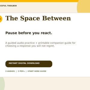 Könnte beinhalten: Eine digitale Produktkarte mit dem Titel The Peaceful Toolbox, die den Text The Space Between und Pause before you react enthält. Sie umfasst eine Beschreibung einer geführten Audioübung und eines druckbaren Begleitführers, eine Schaltfläche für den sofortigen digitalen Download sowie eine Liste mit 2 Audios, 2 PDFs und einem Startleitfaden.