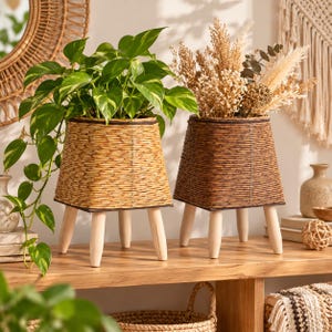Boho rieten plantenbak met houten poten, geweven plantenpot voor binnen, natuurlijke plantenstandaard, rustieke boerderijstijl woondecoratie