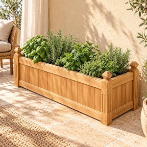 Op de afbeelding: Een rechthoekige houten plantenbak met verticale latten en vier decoratieve hoekpalen bekroond met ruitvormige knoppen. De plantenbak is gevuld met diverse groene kruiden, waaronder basilicum, rozemarijn en munt, geplant in donkere aarde.