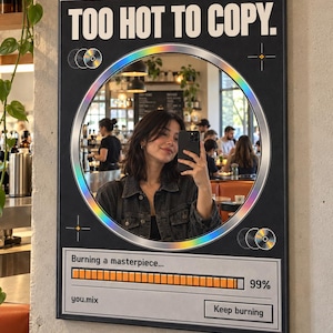 Puede incluir: Un espejo de pared rectangular con marco negro y diseño de interfaz digital. En la parte superior dice Disc Studio y TOO HOT TO COPY. Un espejo circular central está rodeado por un anillo holográfico. Una barra de progreso muestra Burning a masterpiece... 99% y un botón que dice Keep burning.