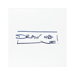 Op de afbeelding: Een vierkante witte kaart met donkerblauwe handgeschreven tekst die DRAW that LINE! luidt. De tekst staat tussen twee horizontale lijnen, waarbij het woord DRAW boven het woord LINE is geplaatst, wat een eenvoudig grafisch ontwerp vormt.