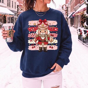 Coquette Nutcracker PNG, diseño de sublimación navideño rosa preppy, bufanda de leopardo, camisa con lazo de bastón de caramelo, descarga digital, transferencia DTF