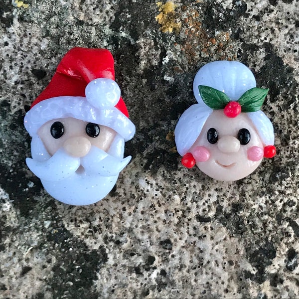 Clous de boucles d’oreilles de Noël. Bijoux de Noël, visage du Père Noël et boucles d’oreilles De Mme Claus post, boucles d’oreilles festives des vacances d’hiver, bijoux en argile polymère. Cadeau de Noël