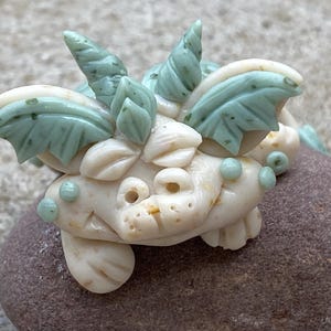 SeaBreeze, SCHLAFENDER DRACHEN aus Polymer Clay, Fantasy Drachenfigur , Fabelwesen, Drache