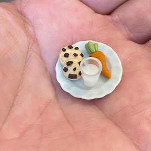 Assiette miniature du père Noël pour maison de poupée - mini biscuits, verre de lait et une carotte pour le Père Noël - décoration festive de maison de poupée moderne.