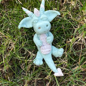 Ein süßer schlafender Polymer Clay DRACHEN, Fantasy Geschenk, Geschenk von Handmade by Ludicris, verschiedene Variationen