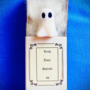 Streichholzschachtel Polymer Clay Geist „Keep Your Spirits Up“ Andenken Accessoire von Ludicris, Geschenk für Wohlbefinden, positives Geschenk