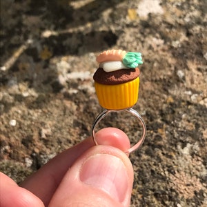 Pastel de zanahoria Cupcake Anillo ajustable de arcilla polimérica hecho a mano por Ludicris