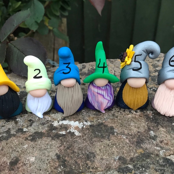 Minuscules gonks en argile polymère / Gnomes par Handmade par Ludicris idéal pour les jardins de fées miniatures, etc