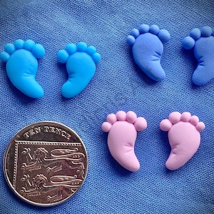 Op maat gemaakte polymeerklei babyvoeten kaarttoppers / versieringen x 10 stuks. Babyshower van Handmade by Ludicris