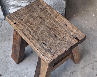 Taburete de estilo rústico de granero macizo hecho a mano, con un toque vintage y estilo campestre.