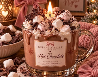 Pode incluir: Uma vela de cera de soja numa caneca de vidro em forma de chocolate quente, coberta com natas batidas brancas, marshmallows e flocos de chocolate. O rótulo diz Buffalo Belle Candle Co. Hot Chocolate, Whipped Cream, Marshmallows, Chocolate, Vanilla.