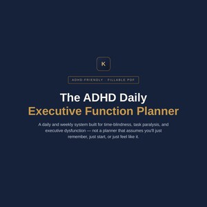 Op de afbeelding: Een donkerblauw digitaal document getiteld The ADHD Daily Executive Function Planner, met een klein vakje met de letter K, de tekst ADHD-FRIENDLY FILLABLE PDF en een beschrijving over een systeem voor tijdsblindheid en taakverlamming.