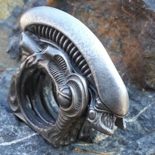 Brass Knuckle Ring - Transforming Xenomorph Alien Jewelry